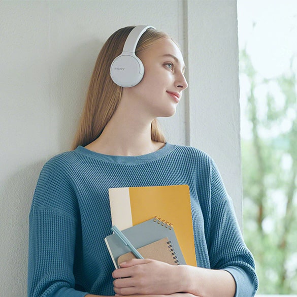 Cuffie On-Ear - Le cuffie "On-ear" si appoggiano all'orecchio senza ricorirlo del tutto: grazie al materiale morbido l'orecchio non fa male e i suoi esterni possono essere ugualmente percepiti.