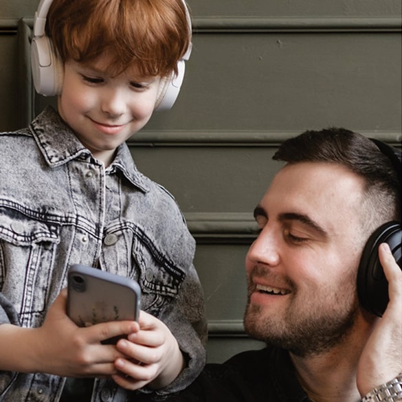 Cuffie Over-Ear - Le cuffie "Over-ear" ricoprono completamente l'orecchio, impedendo ai suoni esterni di essere percepiti.