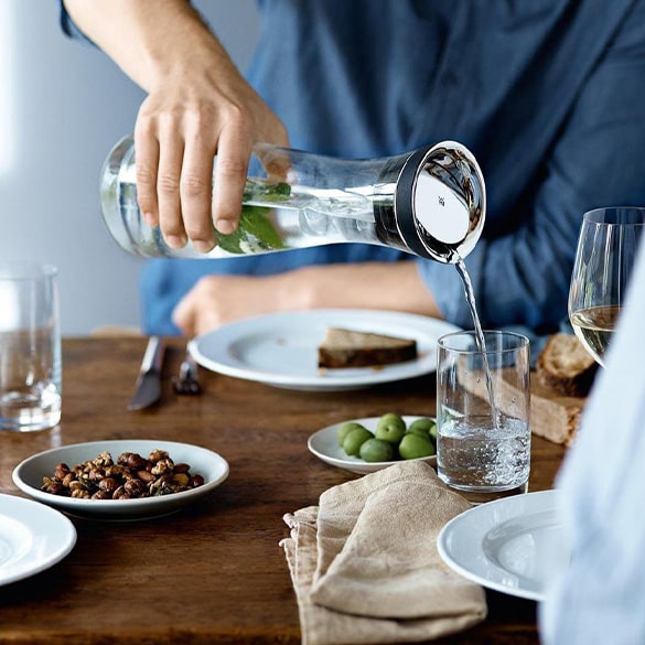 Decanter acqua - Con questo fantastico decanter puoi servire da bere ai tuoi ospiti acqua e bevande rinfrescanti: grazie al beccuccio basculante e al filtro, puoi aggiungere cubetti di ghiaccio e frutta e versare comodamente i liquidi nel bicchiere!